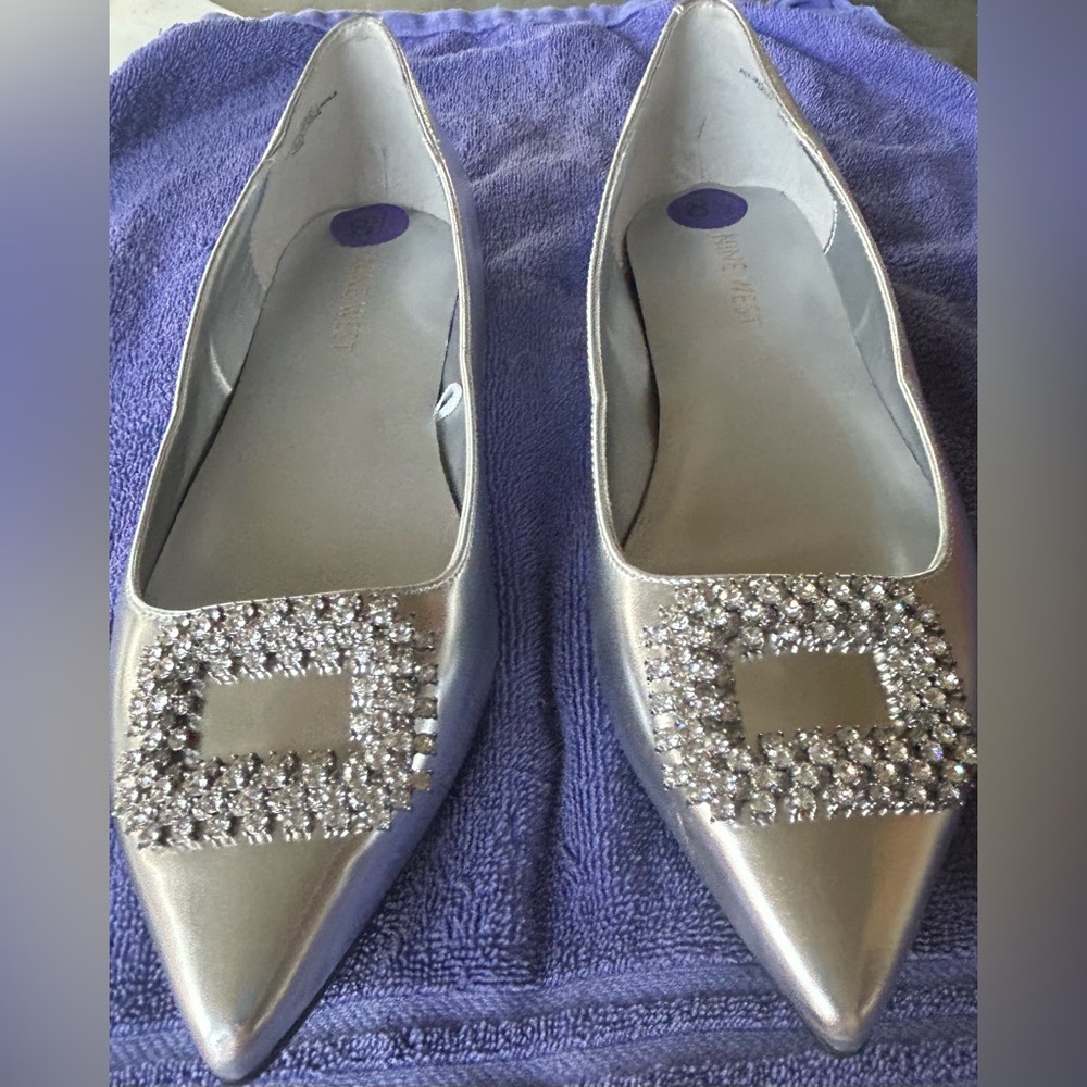 NWOB- Nine West Silver Flats with Crystal Accents Size 8.5 slight imperfections